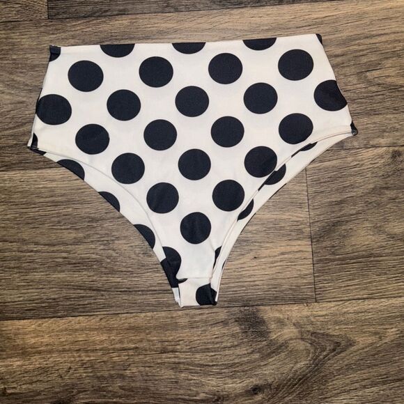 PrettyLittleThing Polka Dot bikini top - Picture 1 of 3